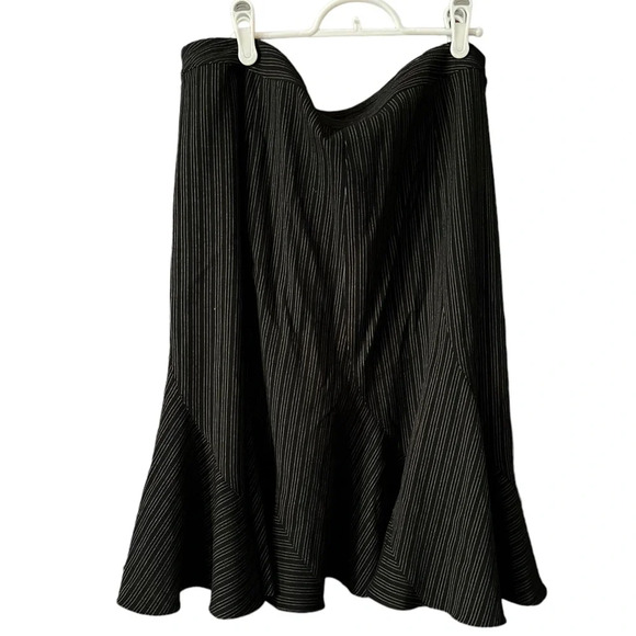 Jones NewYork dress skirt with side zipper. Pinstripes, gorgeous - Picture 3 of 5